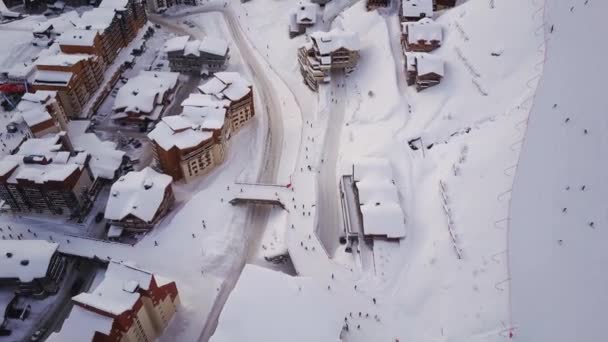 Ski resort from sky view showing lots of active running and sliding skiers. — Stock Video