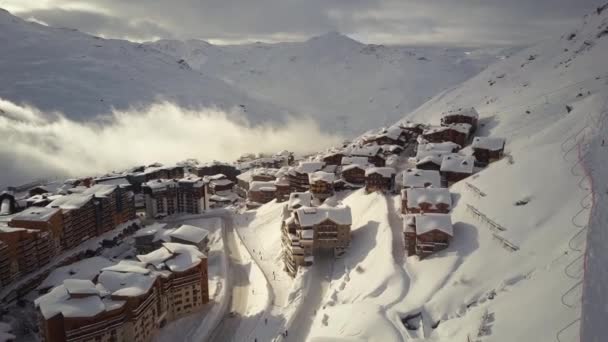 Vista espetacular da estância de esqui moderna coberta de neve no dia ensolarado de inverno . — Vídeo de Stock
