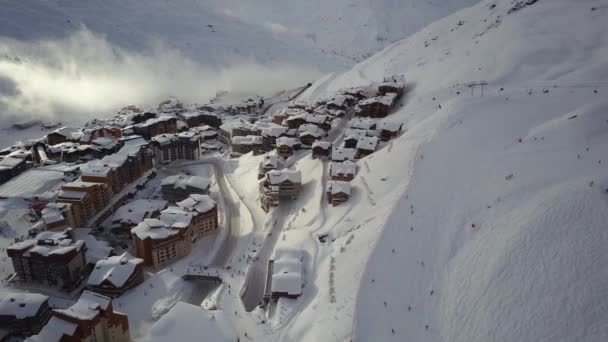 Vacker natur snö täckta moderna skidorten solig vinterdag. — Stockvideo