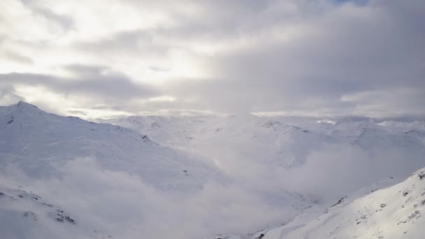 Spektakulära vinterlandskap av bergen som omger små moderna skidorten. — Stockvideo