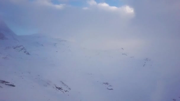 Atemberaubende Winterlandschaft mit Bergen rund um kleines modernes Skigebiet. — Stockvideo