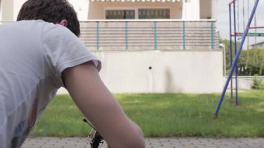 Oyun parkında sakallı adam oyuncak helikopter ışığında uzaktan kumanda ile tutar.