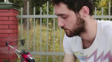 Gün ışığında adam nano helikopter çalışma elinde tutan ve sonra kapanır.