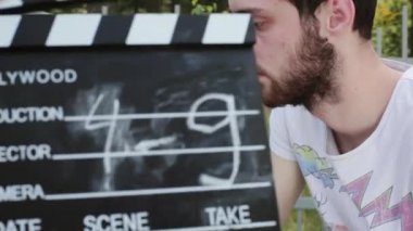 Clapper Kurulu önünde tutan eller tahrik nano helikoptere gürlemesi