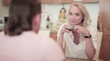 Genç adam ve kadın güzel, samimi ve sıcak mutfakta konuşmayı yapıyoruz