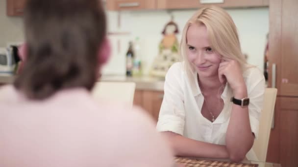 Pareja de hombres y mujeres jóvenes sentados en la mesa y teniendo una agradable conversación cálida — Vídeo de stock