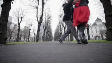 Sevimli erkek ve kadın kış sokak çıplak ağaçlarıyla çevrili gerçekleştirmek