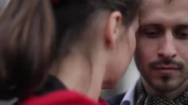 Erkek ve kadın kırmızı eşarp ve at kuyruğu ile portre sevimli dans sakallı.