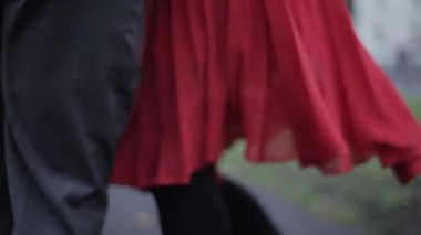 Kadının altında kırmızı etek bacaklar ve gri pantolon dans tango sokakta bacaklarda mans.