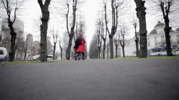 Pareja joven baila tango en fría calle vacía de invierno rodeada de árboles desnudos — Vídeos de Stock