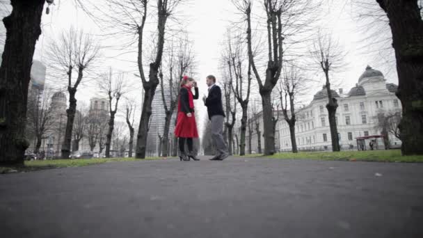 Repetitie Fluwelen Jas Man Vrouw Rode Rok Speels Vreugdevol Tango — Stockvideo