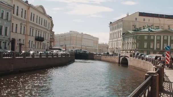 SAINT PETERSBURG, RUSSIA - 23 GIUGNO 2018: argine lungo il fiume nella zona della città vecchia nella giornata di sole — Video Stock