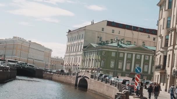 Sankt Petersburg, Ryssland - 23 juni 2018: Riverside vallen i gamla stan på solig dag — Stockvideo