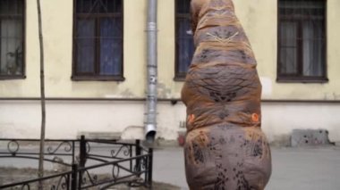 T rex maskot kostümü köpek şehir Yard'da korkutuyor bizzat
