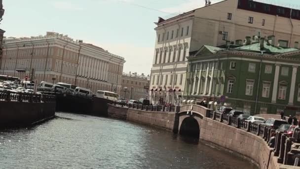 Sankt Petersburg, Ryssland - 23 juni 2018: Floden vallen i gamla stadskärna på solig dag — Stockvideo