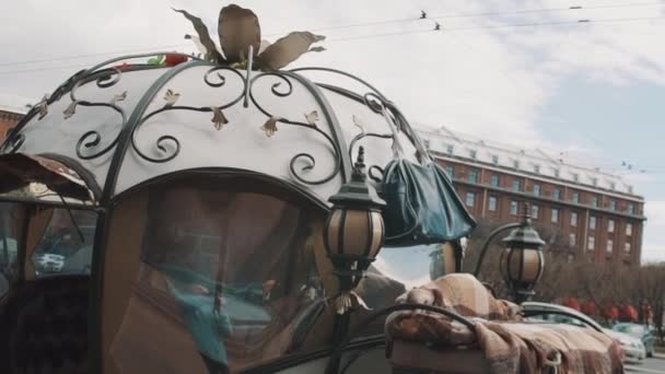 Αγία Πετρούπολη, Ρωσία - 23 Ιουνίου 2018: Διακόσμηση άλογο μεταφορά παρκαρισμένο στο δρόμο με την κυκλοφορία των αυτοκινήτων της πόλης — Αρχείο Βίντεο