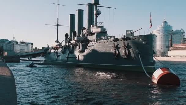 Sint-Petersburg, Rusland - 23 juni, 2018: Slagschip museum in stad rivier toeristische punt van belang — Stockvideo