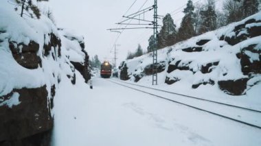 Saint Petersburg, Rusya Federasyonu - 20 Aralık 2017: elektrikli tren demiryolu yolu üzerinde dağ geçidi sürme karla kaplı
