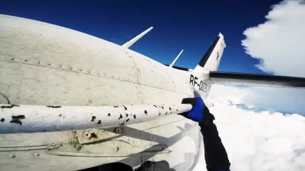 Moskau, russland - 10. Juni 2015: Fallschirmspringer springen aus dem Flugzeug und tanzen im bewölkten Himmel. sonniger Tag. Extremsport — Stockvideo