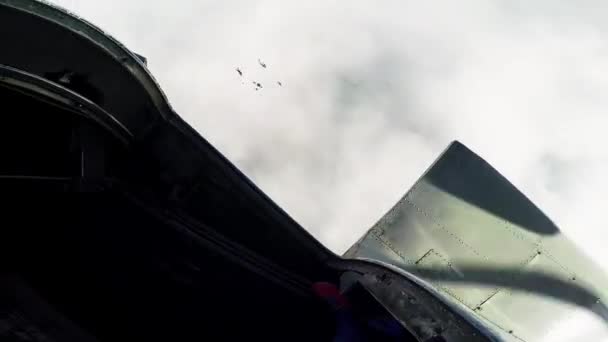 MOSCÚ, RUSIA - 10 DE JUNIO DE 2015: Los paracaidistas saltan del avión, haciendo formación en el cielo nublado. Día soleado. Extremo. — Vídeos de Stock