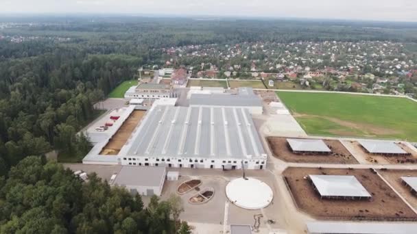 Vista sul cielo di moderna fattoria animale pulita e recintata con recinti per mucche e pecore — Video Stock