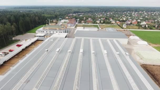 Schieferdächer einer modernen großen, eingezäunten Tierfarm mit Koppeln für Kühe und Schafe — Stockvideo