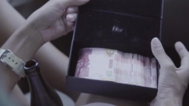 Arabaya kafkas kadın açık küçük siyah kutu ile yabancı para biriminde tutar