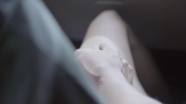 Adam elini güneşli günde araba sürüş sırasında kız eline koyar.