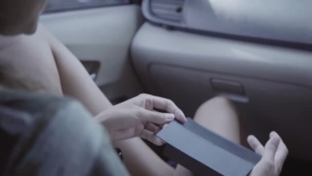 En coche mujer caucásica abrir pequeña caja negra con moneda extranjera — Vídeos de Stock