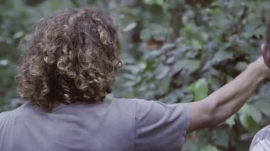İki beyaz erkek arkadaş t-shirt içinde forest park için yapılan kendilerini görüntülerini