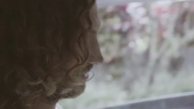 Fotoğraf makinesi smartphone ile Olgun kadın araba, sonra sevimli uzun saçlı adam gösterir.