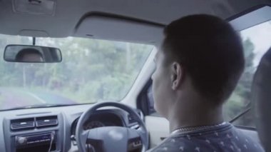 Olgun beyaz kısa saçlı adam sağ sürücü araba içinde kırsal yol sürüş.