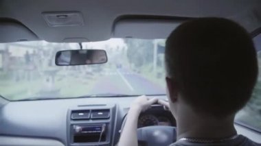 Sevimli beyaz adam kafa sallar ve kırsal yol sağ sürücü araba kullanıyor.