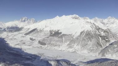 Tepeler ve güzel dağlarının muhteşem kış manzarası kar maskeli