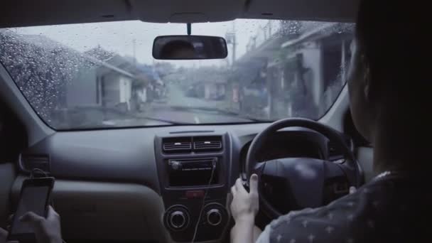 Νεαρό ζευγάρι κάθεται στο αυτοκίνητο και βόλτες σε αγροτική οδό στην πόλη βροχερή καλοκαιρινή μέρα. — Αρχείο Βίντεο