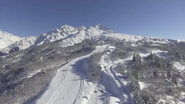 아름 다운 겨울 풍경을 눈 덮인 긴 스키 트랙 및 리프트 언덕 — 비디오