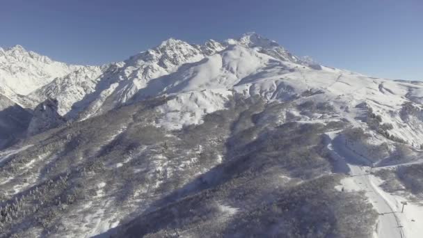 Fascinerend winterlandschap van sneeuw bedekte heuvels met lange ski tracks en liften — Stockvideo