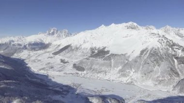 Güzel kış manzarası kar maskeli hills, Vadisi, güzel dağları