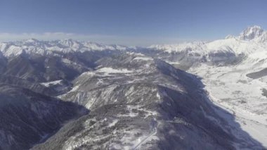 Nefes kesen kış manzarası kar maskeli hills, woods, güzel dağları