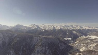 Kar kış manzara büyüleyici şapkalı hills, woods, güzel dağları