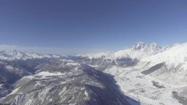 Harika kış manzarası kar maskeli hills, woods, güzel dağları