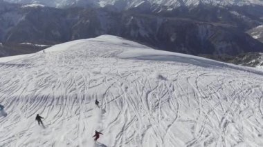 Grup kayakçılar ve Snowboard düşkünleri kar kaplı tepenin üst kapalı aşağı kayar.