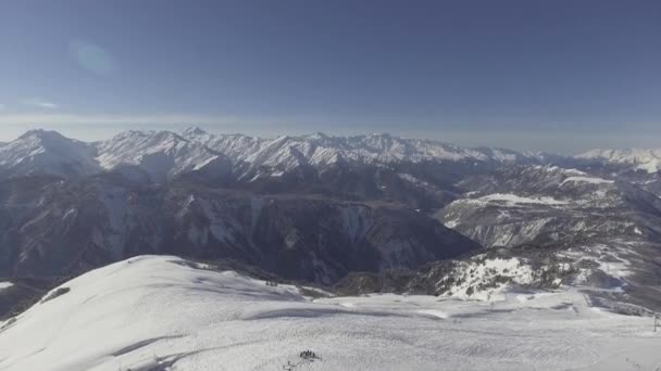 Ongelooflijk winterlandschap van sneeuw bedekte heuvels, bossen, prachtige bergen — Stockvideo