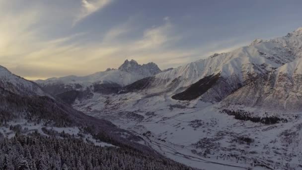 Awesome winterlandschap van sneeuw bedekt heuvels, bossen, prachtige bergen — Stockvideo