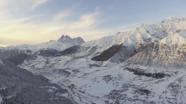 Зимний пейзаж с заснеженными шипами, снегом, красивыми горами — стоковое видео