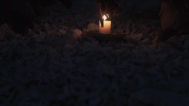 Ateşin kumsalda mum ve ince yapım üzerinde yaz akşam sopa.