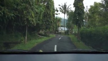 Araba bir yerde kırsal tropikal bölgede dar beton yol yaz gününde rides