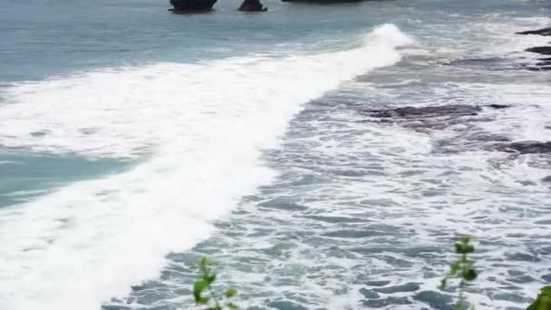 Vista desde la colina de la costa con olas cayendo en las orillas en el día de verano ventoso . — Vídeo de stock