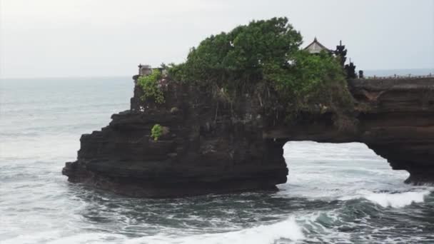 青い波、海で岩に穴を通り抜けると海岸に破壊の風景 — ストック動画