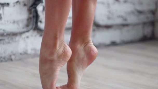 Vista panoramica della ballerina in piedi e in movimento sulla punta delle dita dei piedi sul pavimento in legno . — Video Stock